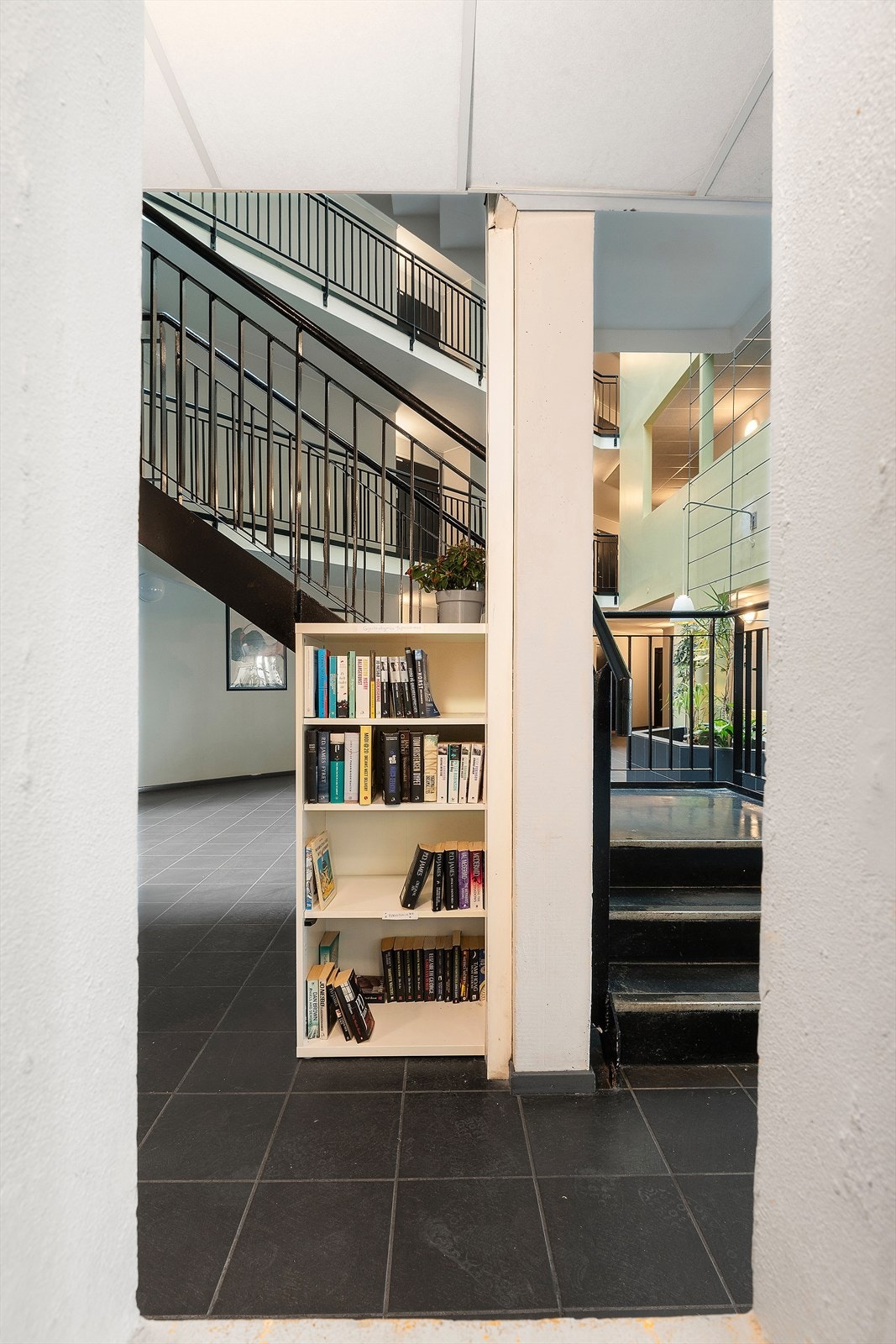 Atrium/inngangsparti med heis og bytte-bibliotek Galleribilde