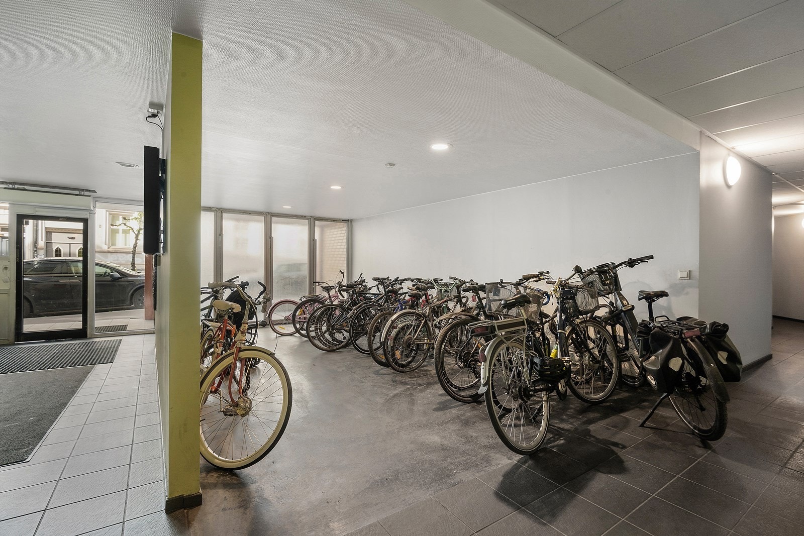 Felles sykkelparkering ved hovedinngangene Galleribilde