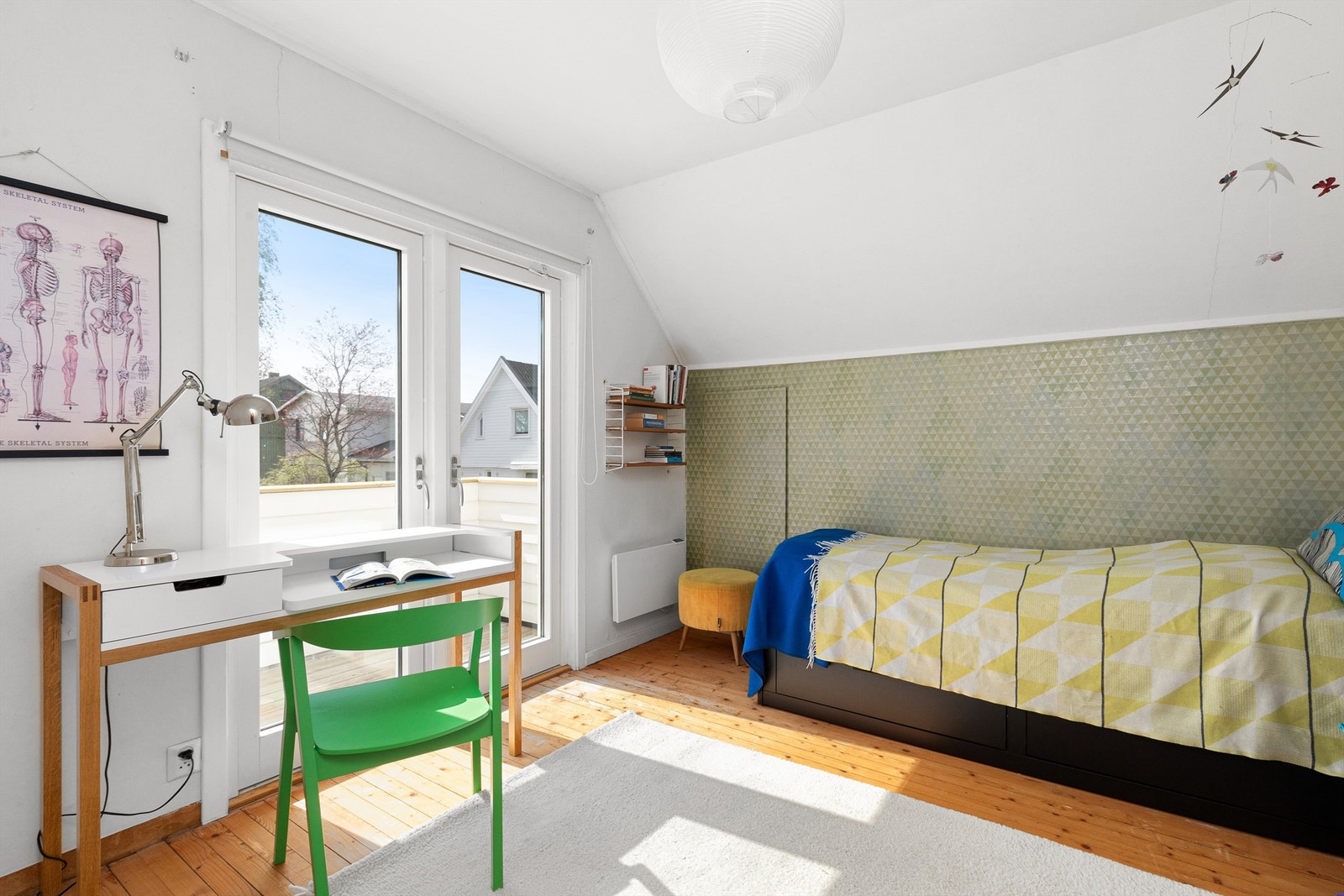 Det er lagring i kneveggen og det er utgang til en balkong Galleribilde