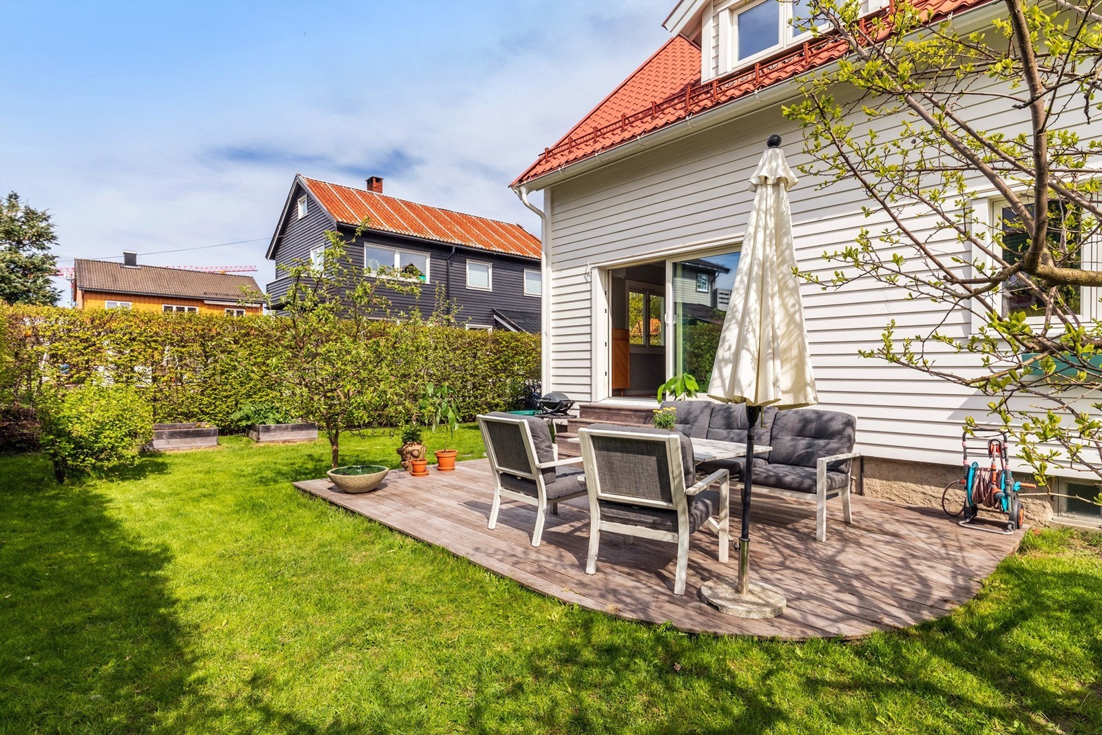 Huset ligger i rolige villavei, men med kort vei til både buss, trikk og butikker Galleribilde
