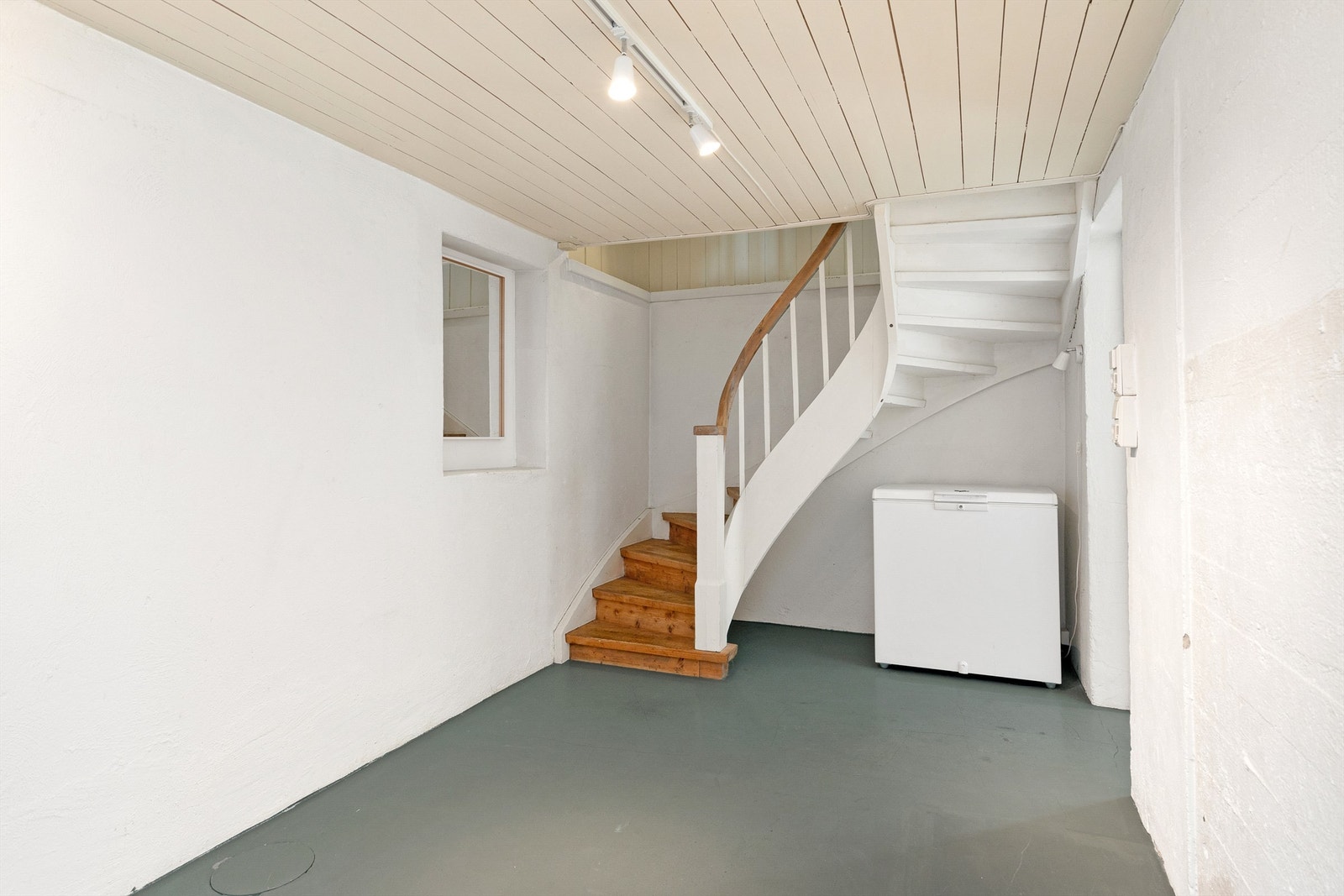 KJellerrom med plass til f.eks ekstra fryser under trappen Galleribilde