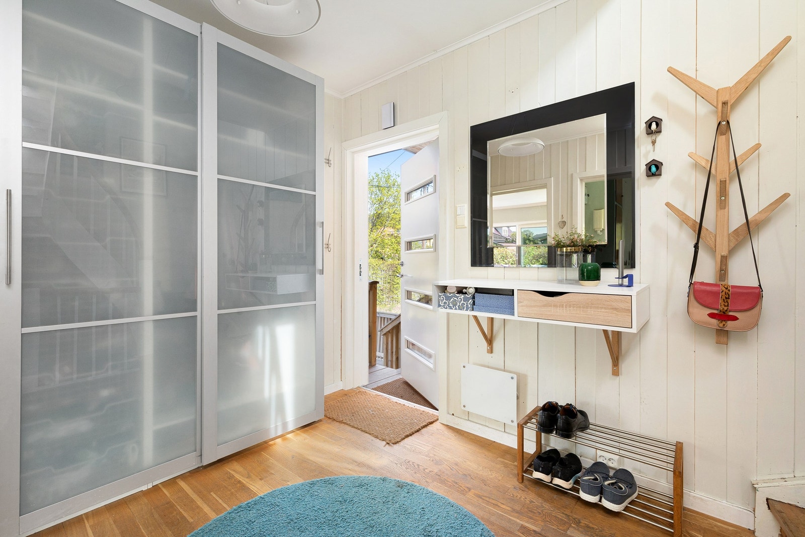 Entré/trapperom med skyvedørsgarderobe Galleribilde
