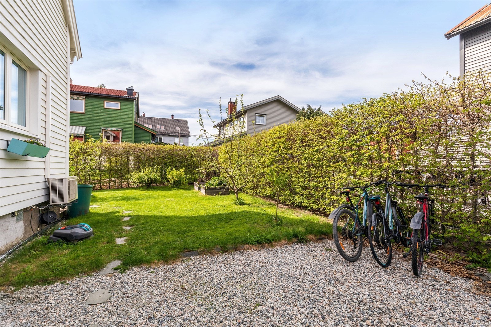 Hage på to sider av huset Galleribilde