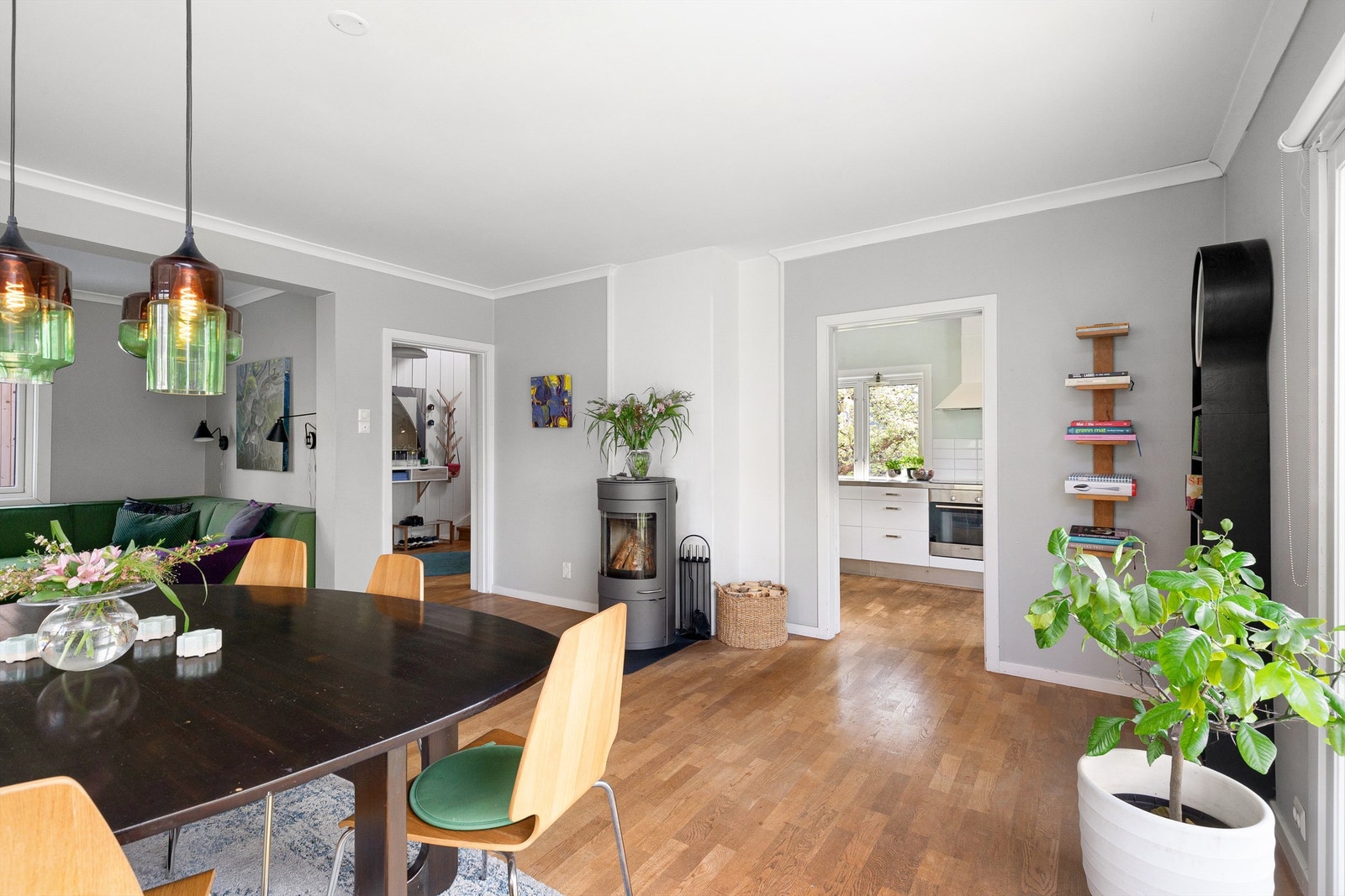 Fin spisestue med peis Galleribilde