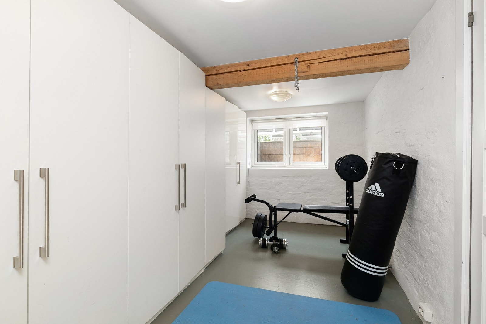 Stort kjellerrom med masse garderobeplass. Eier har også benyttet dette som treningsrom Galleribilde