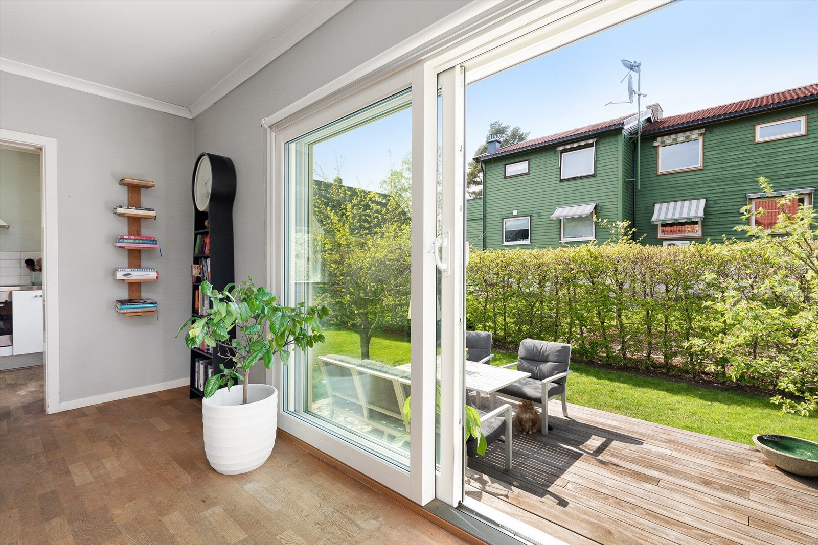 Utgang fra stuen til nydelig hage Galleribilde