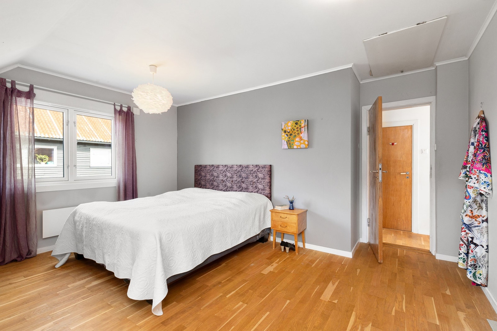 Romslig soverom med god plass til seng, garderobe og skrivebord. Lagring på loft via takluke Galleribilde