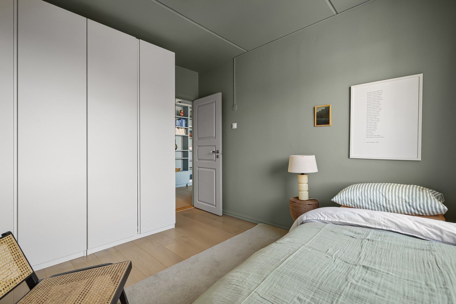 Vegg- og himlingsflater er malt i Green harmony og på gulvet er det lekker parkett Galleribilde