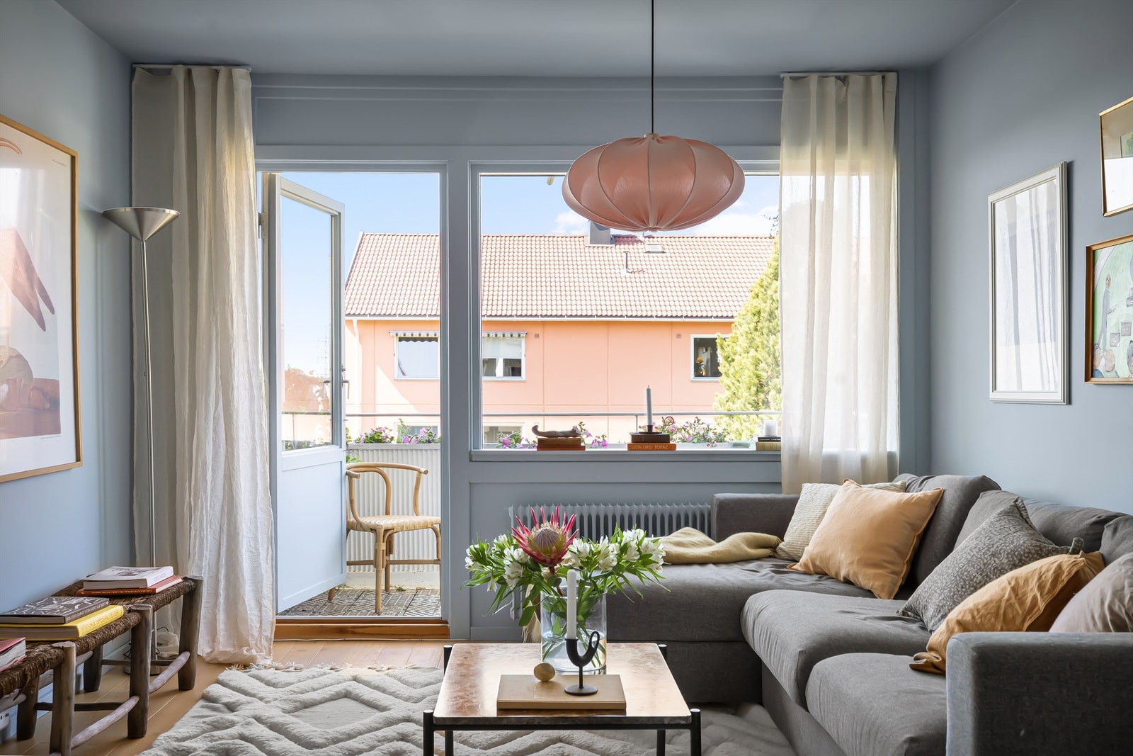 Det første som møter deg i stuen er store vindusflater og balkongdør som gir en god atmosfære Galleribilde