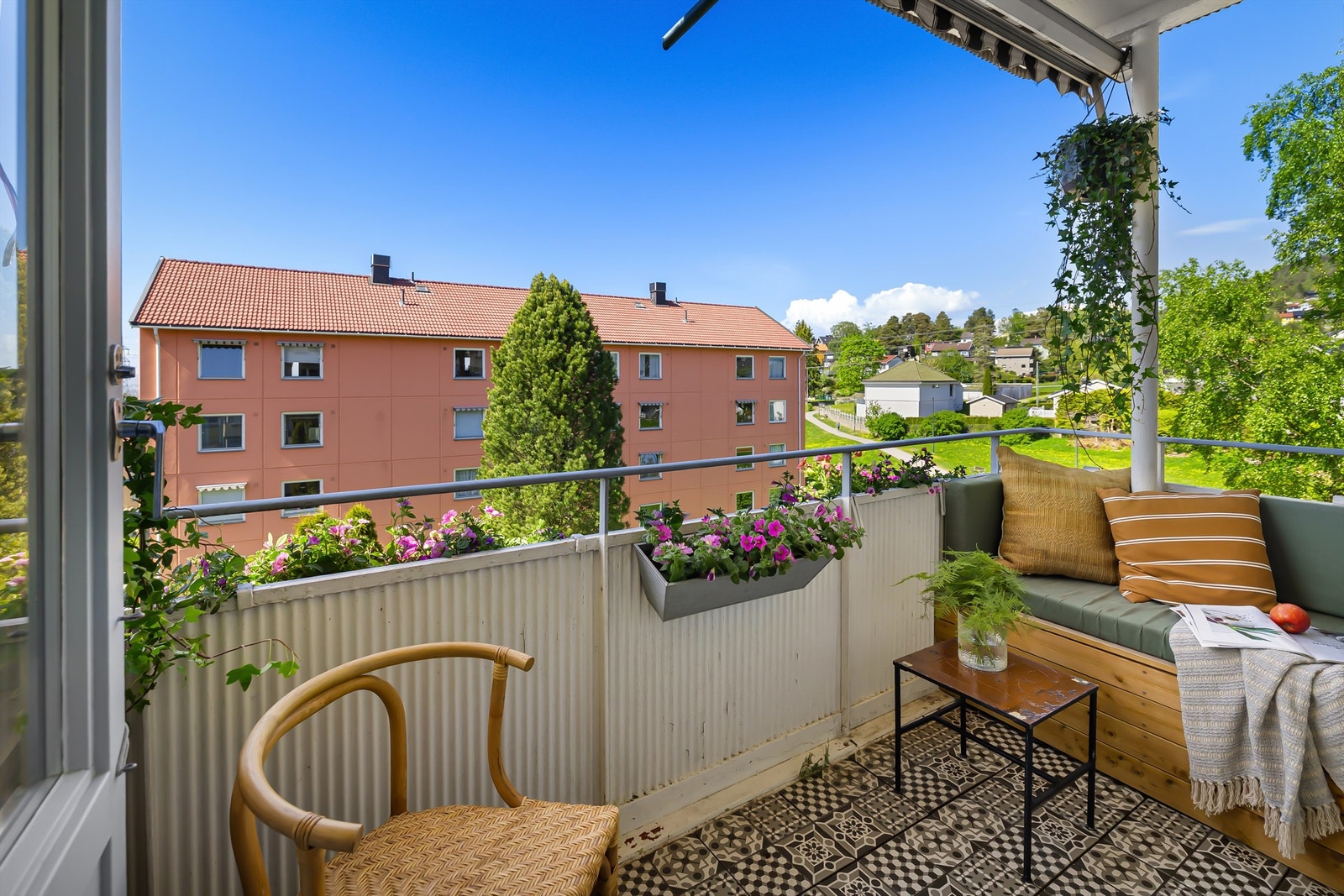Fra stuen er det videre adkomst til en romslig balkong på ca. 4,7 kvm Galleribilde