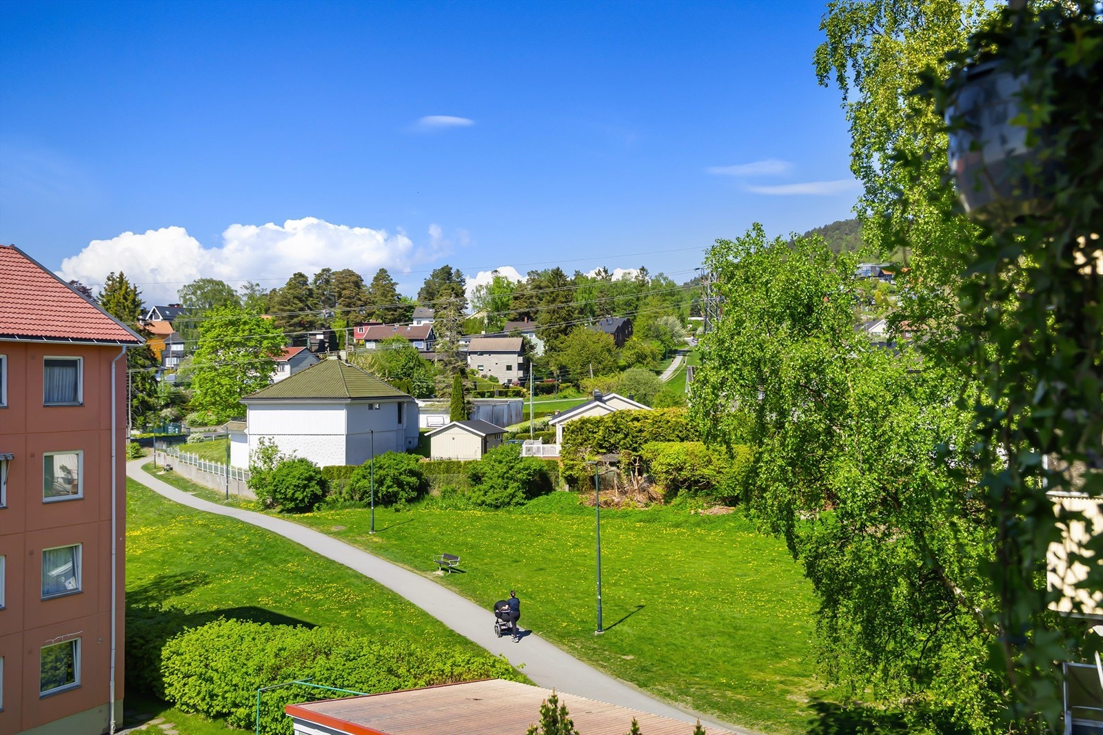 I følge selger er solen på balkongen fra ca. kl. 13-21 midtsommers! Galleribilde