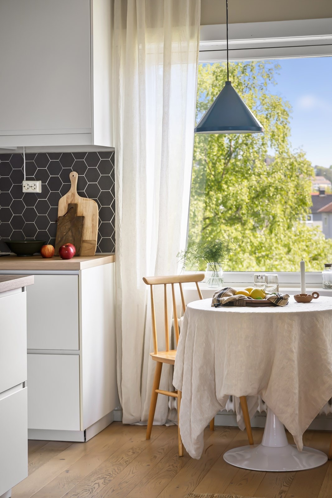 Langs vindu er det en hyggelig plass til spisebord med utsyn mot Lillomarka Galleribilde