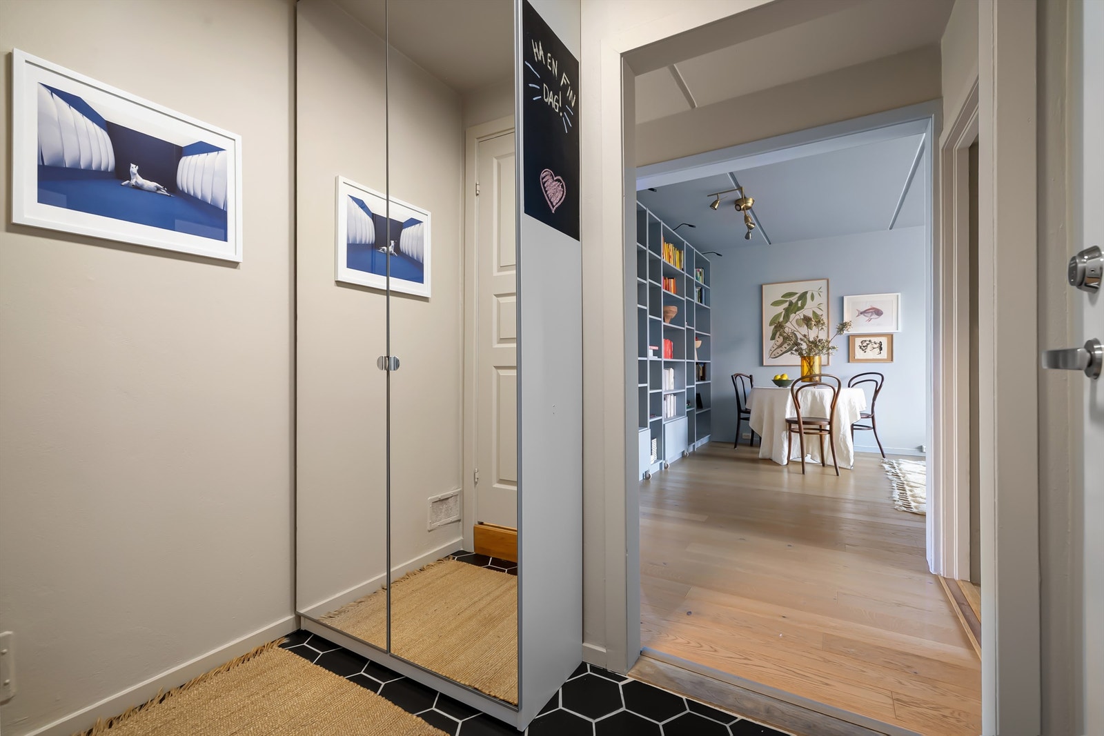 Det første som møter deg er en lys og innbydende entré, med god lagringsplass i romslig garderobe med speildører Galleribilde