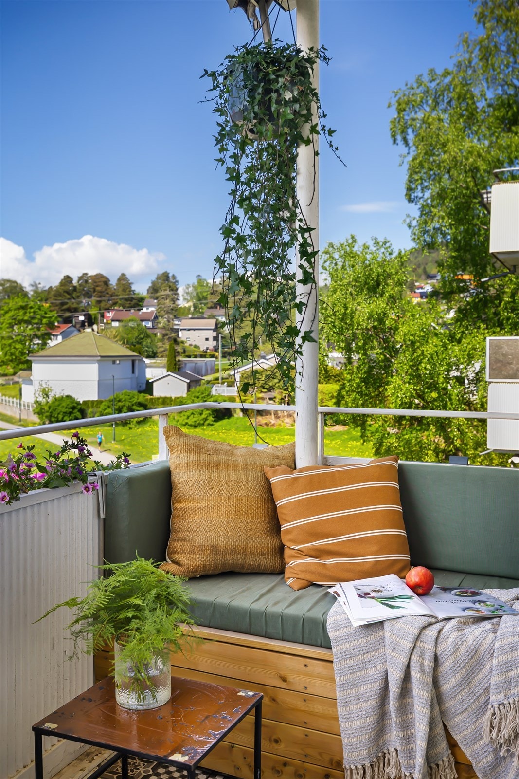 Her er det god plass til utemøblement som både sittegruppe og grill - det er tillatt med el- og/eller gassgrill på balkongene Galleribilde