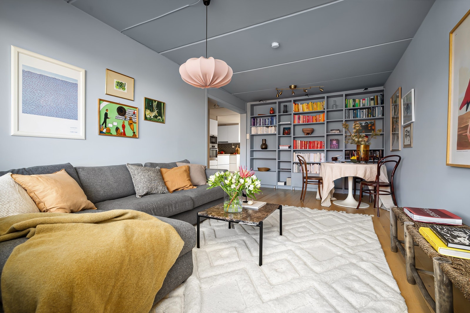 Stuen er tiltalende og moderne med en lys og luftig romfølelse Galleribilde