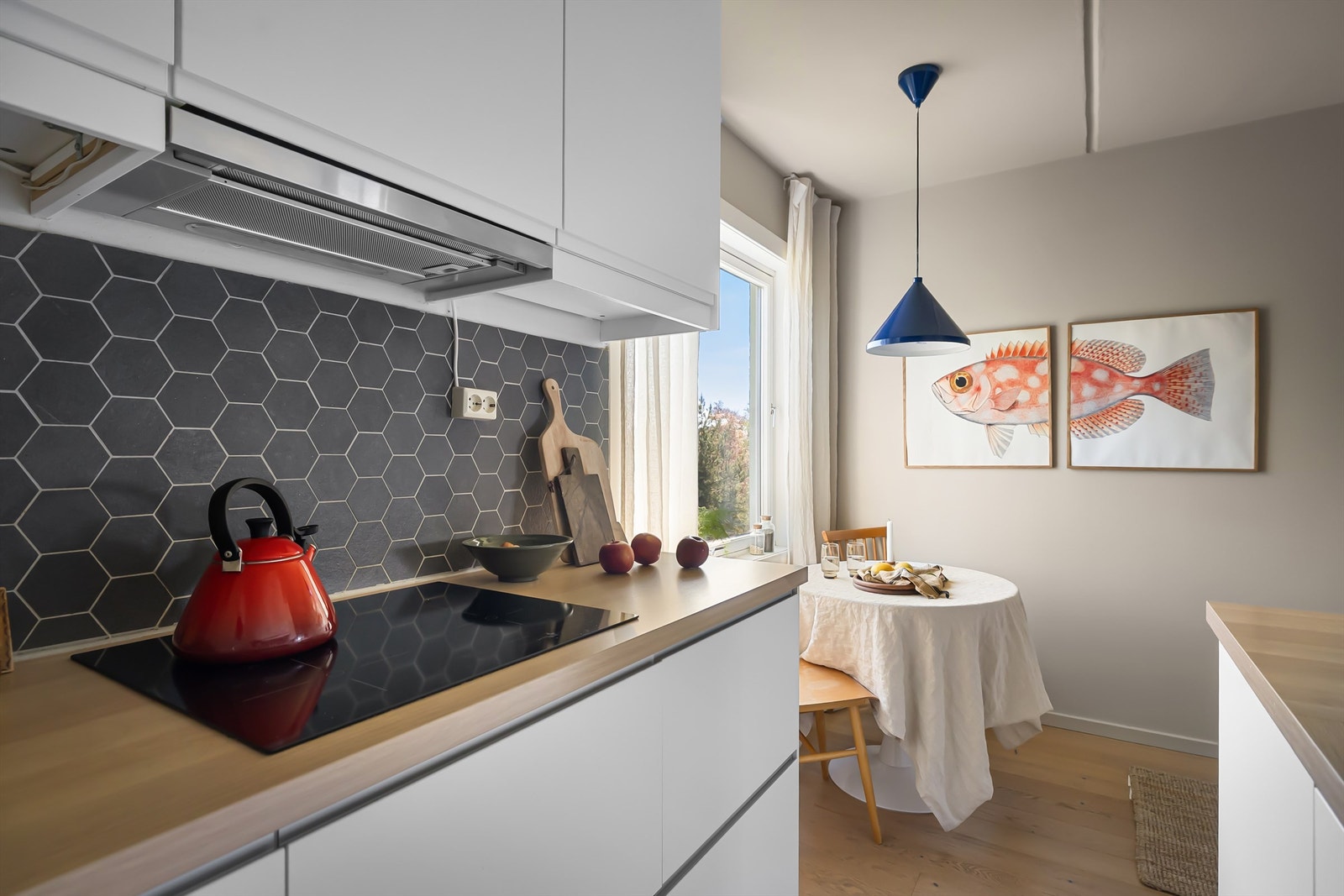 Vegg- og himlingflater er malt i Soothing beige som står fint til det lyse gulvet og lekre flisene montert mellom benkeplate og overskap Galleribilde