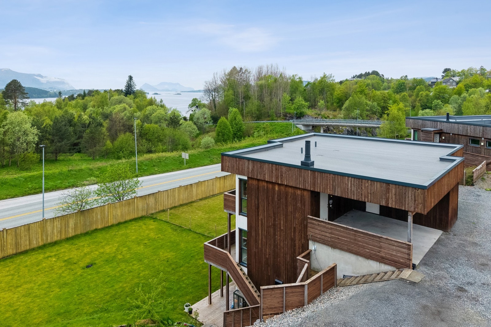 Boligens fasade og tilhørende tomt. Galleribilde