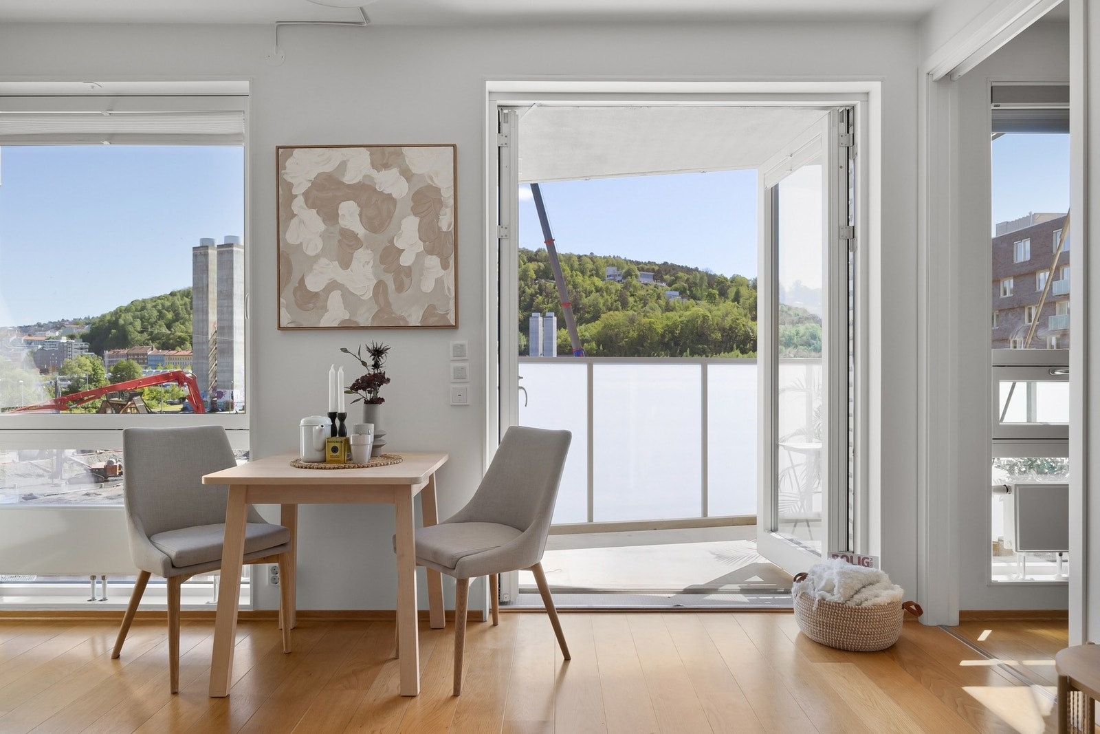 Screens med fjernbetjening fra 2021 på vinduene i stue/kjøkken og soverom. Galleribilde
