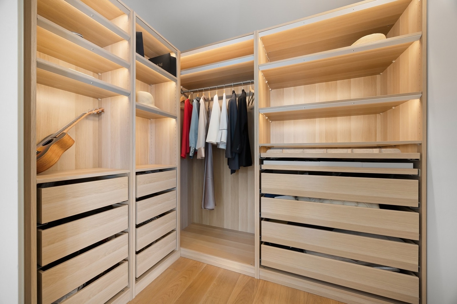 Innebod er innredet som praktisk walk-in closet. Galleribilde