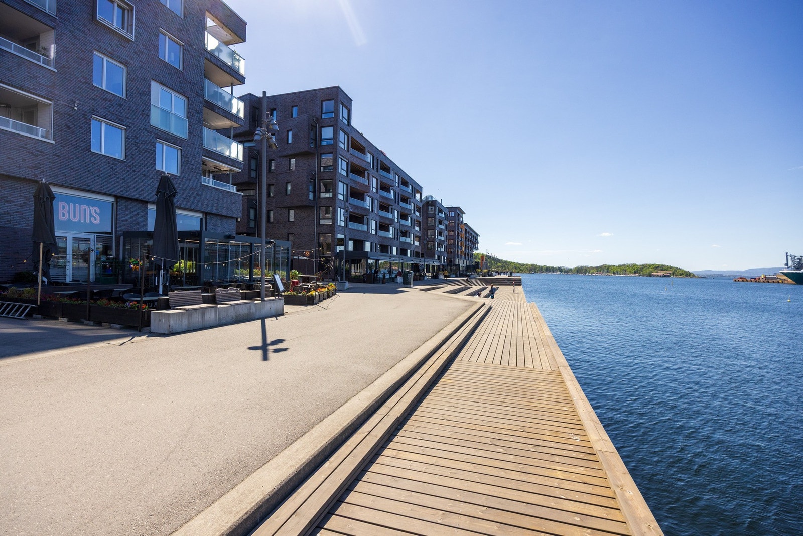 Ytterst på Sørenga ligger Sjøbadet som er et stort og åpent rekreasjonsområde med sitteplasser, sandstrand og eget barnebasseng/ havnebasseng. Galleribilde