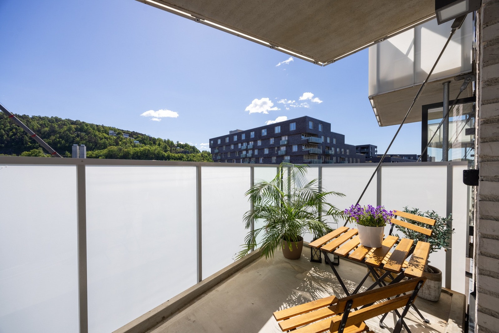 Balkong på 7 m² med utgang fra stuen, utstyrt med utelys og stikkontakter. Galleribilde
