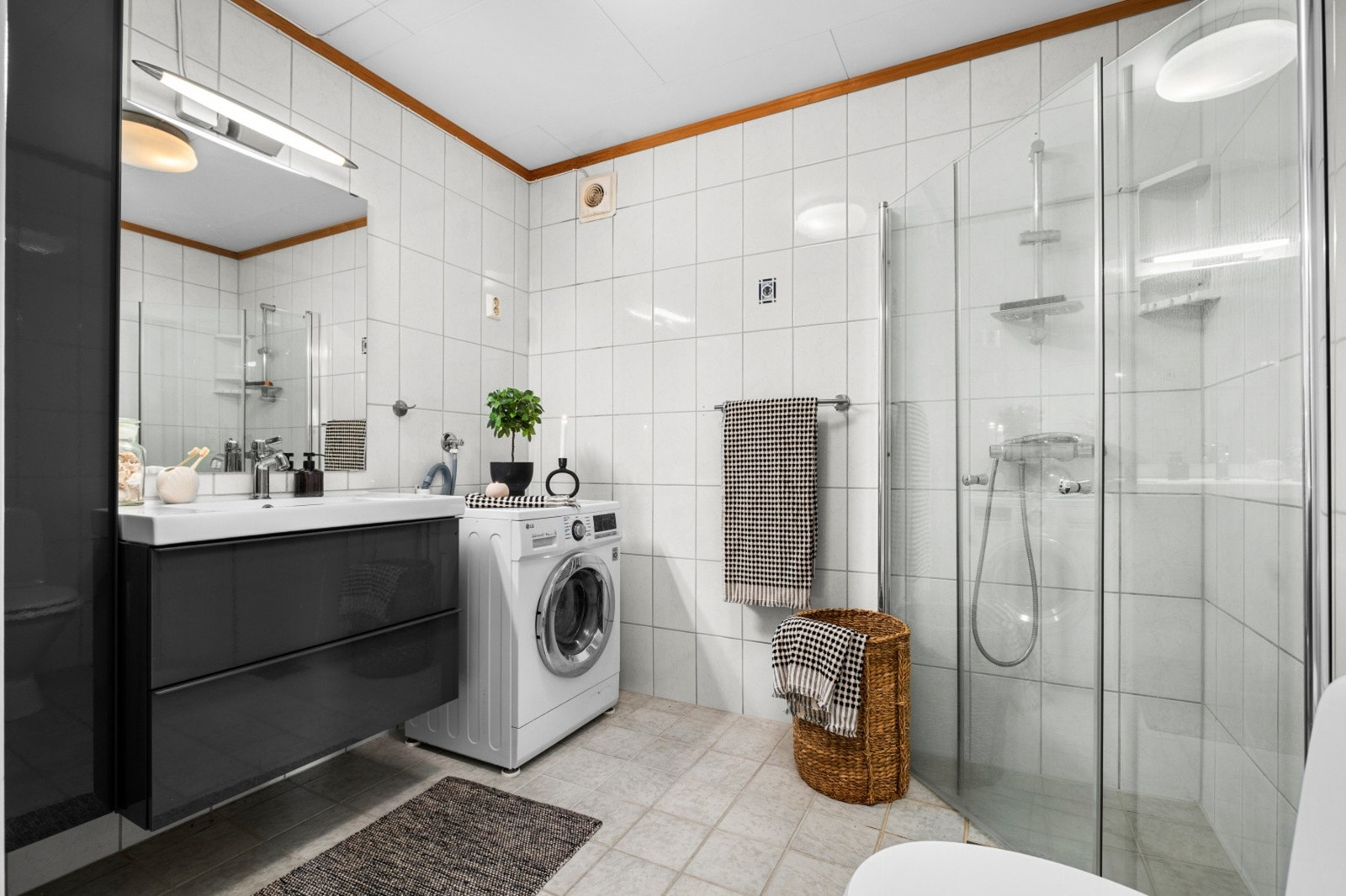 Badet i sokkelen (utleiedelen) har flislagte flater, gulvvarme og en moderne innredning med praktiske oppbevaringsløsninger. Galleribilde