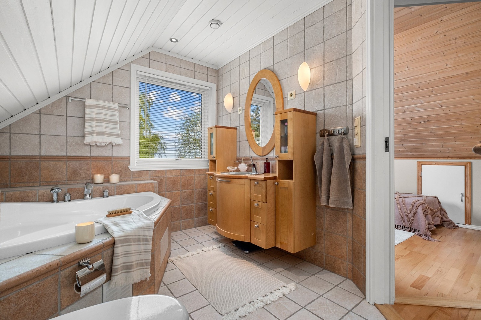 Badet har gode oppbevarings løsninger og gir et behagelig uttrykk. Galleribilde