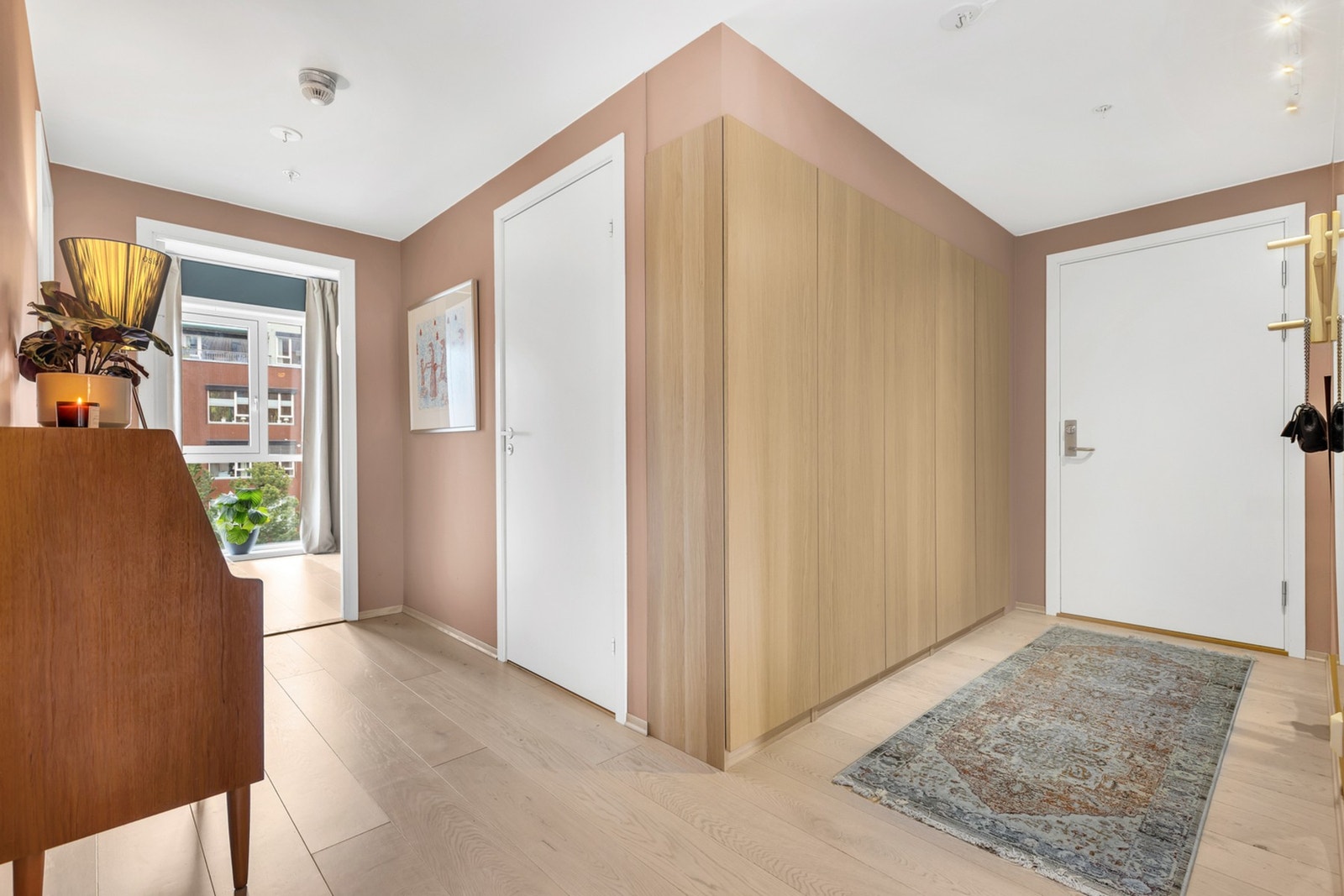 I entréen finner du et stort, lekkert og innebygd garderobeskap, som medfølger handelen. Galleribilde