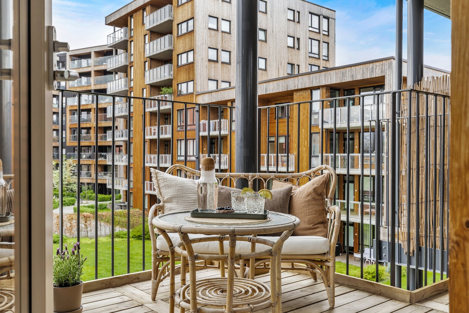 Fra balkongen har du utsikt mot et fredfullt og svært pent opparbeidet fellesområde. Galleribilde