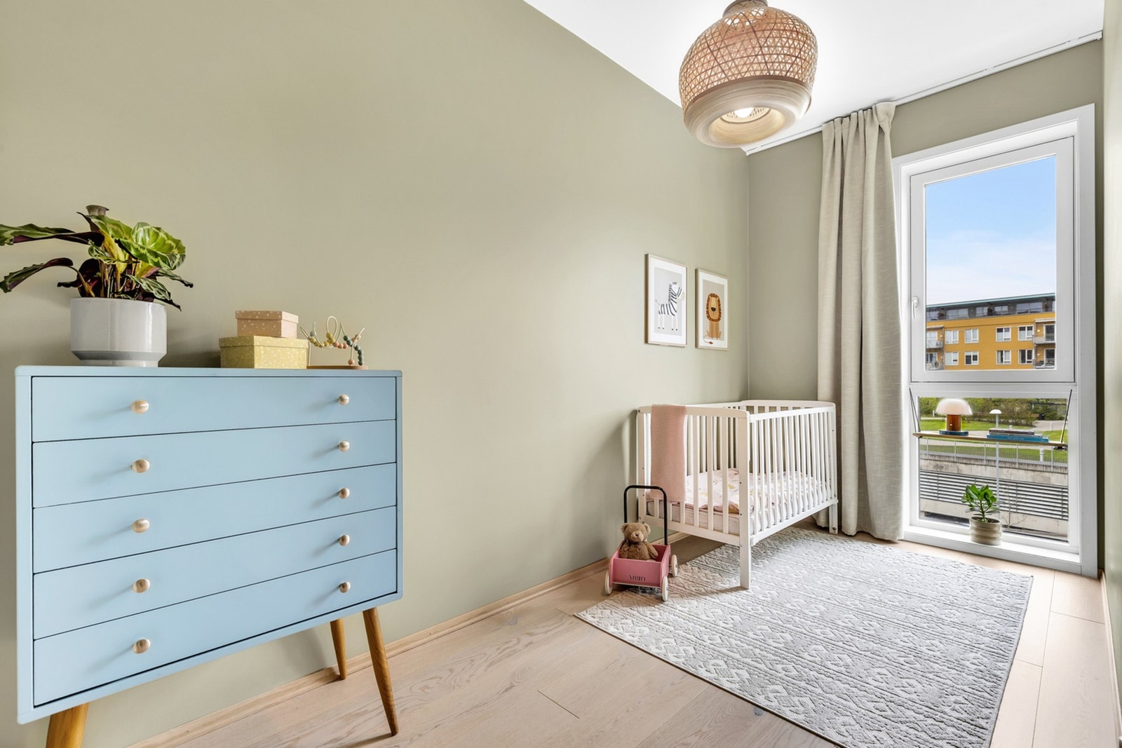 Soverom 2 er på 7,6 kvm. Også her har du god plass til seng og annet soveromsmøblement. Galleribilde