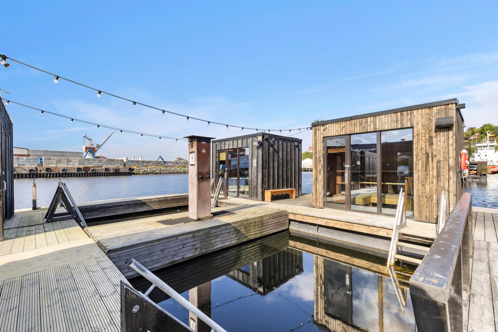 Havet arena ligger bare noen få minutters gange fra leiligheten. Et populært sted å besøke med venner og familie. Badstuer og servering. Galleribilde