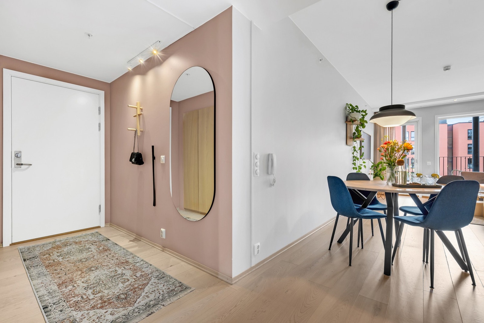 Entréen er på 10,1 kvm og har god plass til oppheng og oppbevaring av yttertøy og sko. Galleribilde