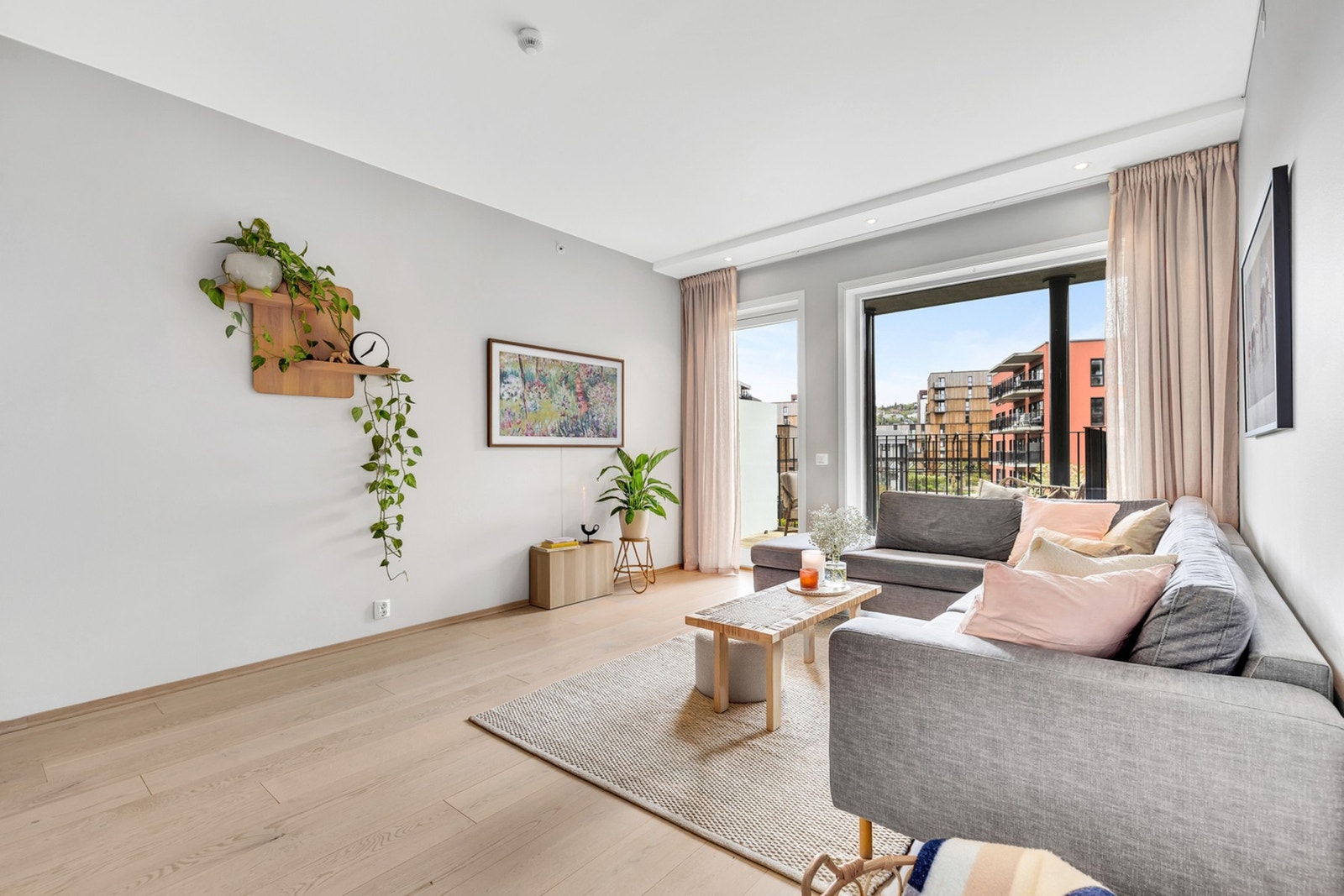 Gjennomgående på gulv i hele leiligheten er en svært flott og lys én-stavs parkett. I himling over stuevindu er det montert spotbelysning. Galleribilde