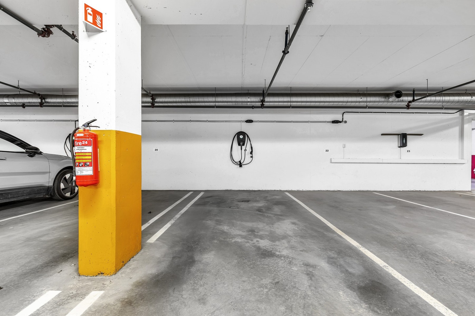 I byggets kjeller finner du leilighetens parkeringsplass. Det er installert el-bil lader som medfølger i handelen. Parkeringsplassen ligger i kort avstand fra innkjøringsport og adkomst til heis. Galleribilde
