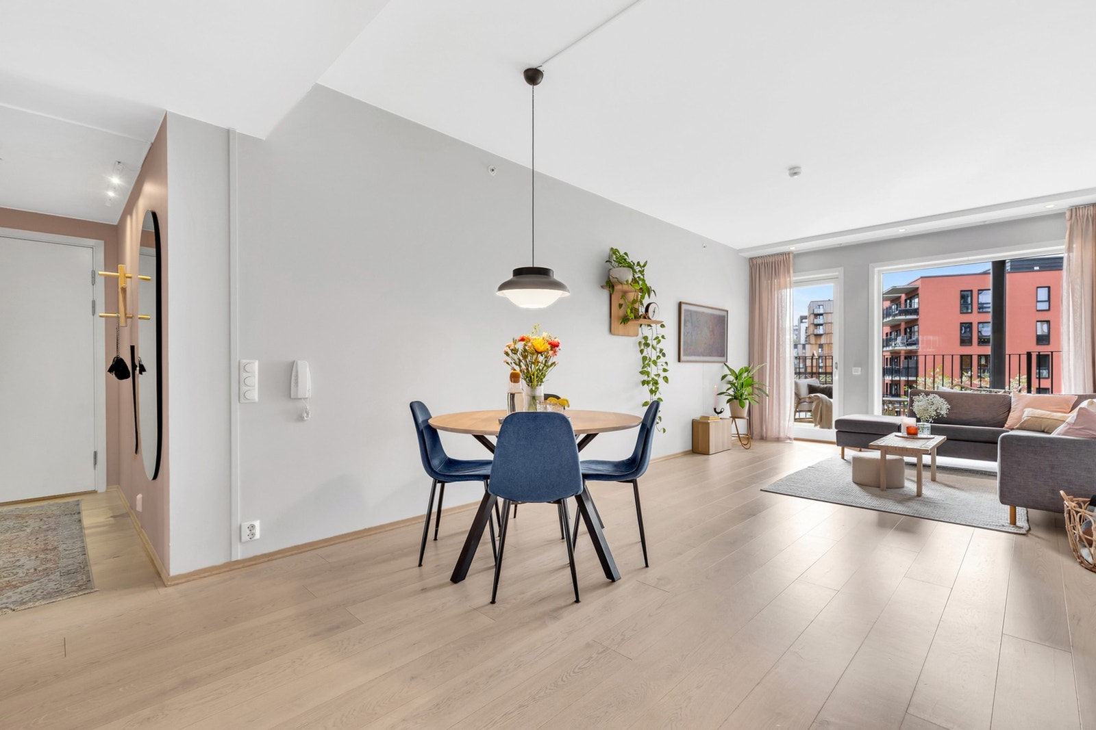 Leiligheten er lys med store vindusflater, og har en meget god beliggenhet på Lilleby med en grønn park rett utenfor. Dette gir en luftig og god atmosfære i leiligheten, og er vel verdt en tur på visning i seg selv. Galleribilde