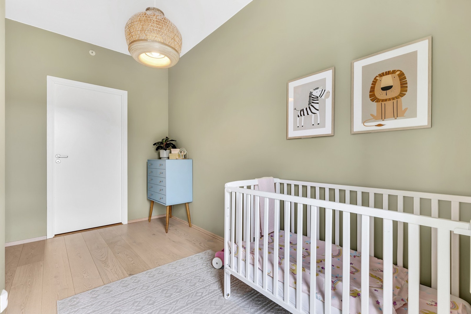 Fra dette soverommet har du tilgang til en praktisk innvendig bod, gjennom døren i bildet. Galleribilde