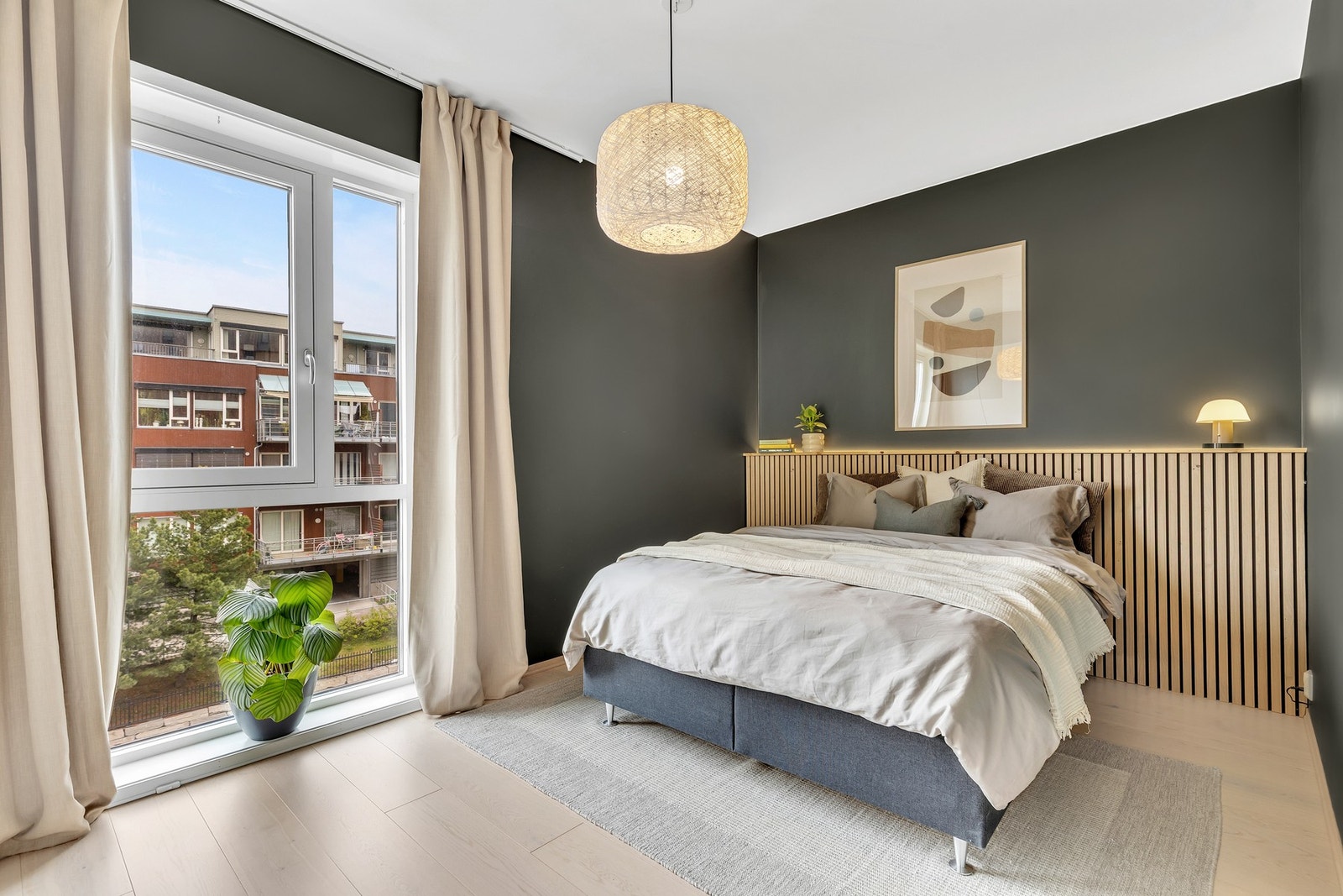 Hovedsoverommet er på hele 12,5 kvm og har god plass til seng og annet soveromsmøblement. Legg merke til den lekre spileveggen med integrert lyslist i bakkant, samt at alle vinduer i leiligheten strekker seg hele veien ned til gulv. Galleribilde
