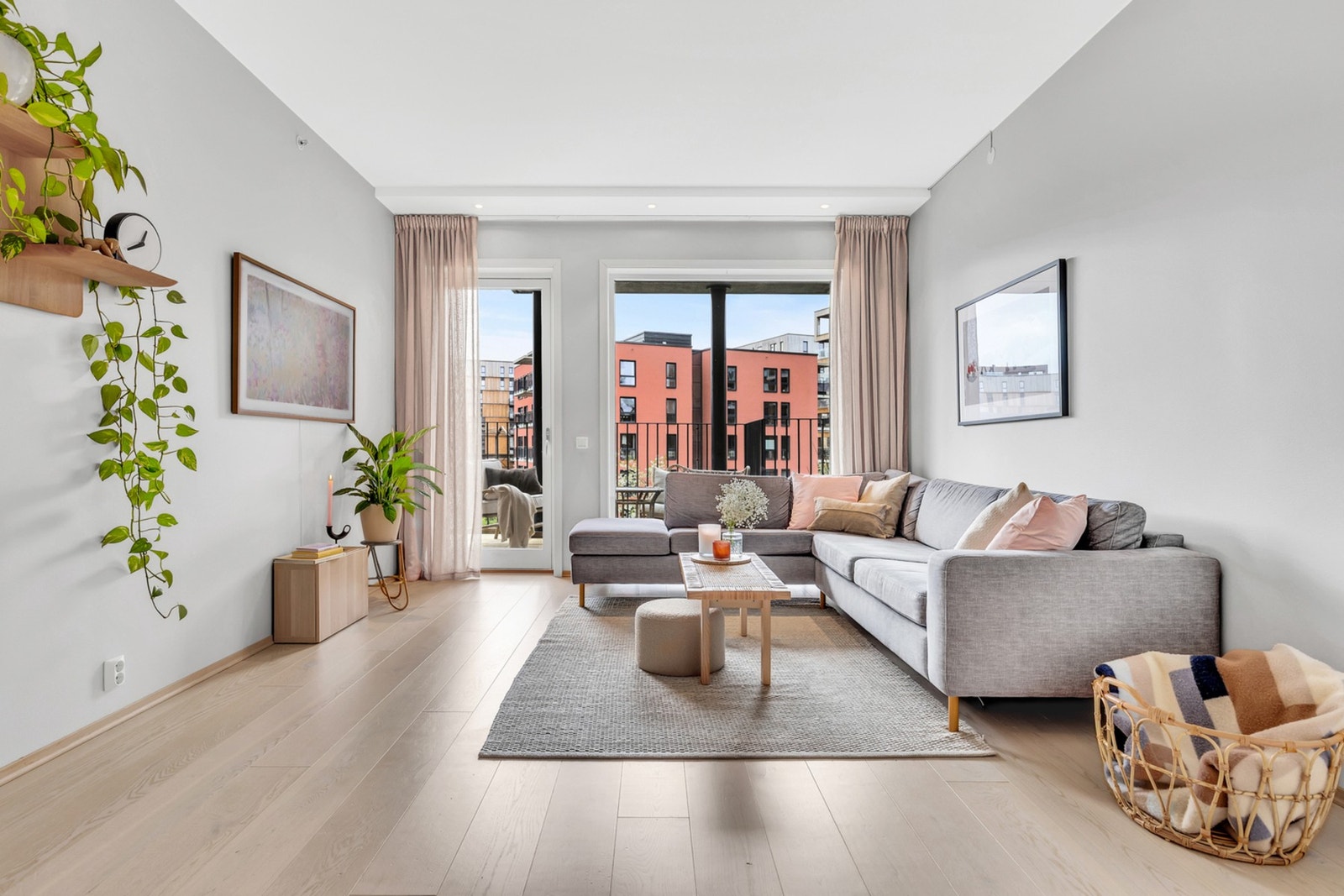 EiendomsMegler 1 v/ Mads Larsen har gleden av å ønske velkommen til Ladebekken 7 C - En meget lekker og lys 3-roms selveierleilighet, sentralt beliggende på attraktive Lilleby! Galleribilde