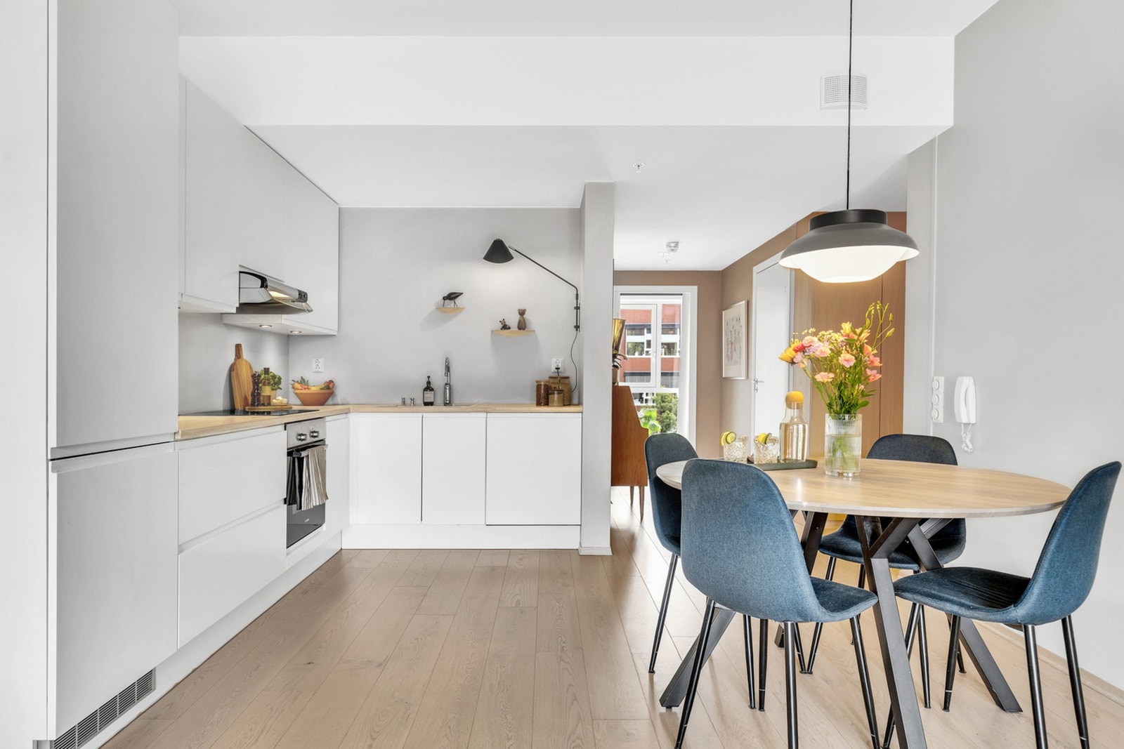 I tilknytning til kjøkkenet er det god plass til spisebord. Her kan du nyte frokosten med ferske bakevarer fra Snurr Café Nyhavna, 4 minutter gange fra leiligheten. Galleribilde