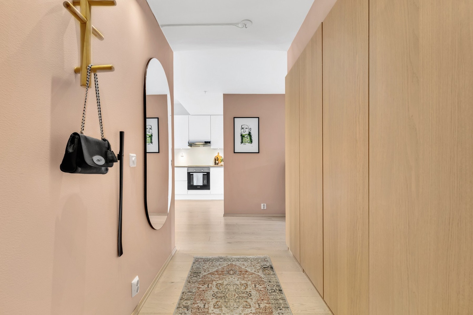 Når du kommer inn i leiligheten har du badet og de to soverommene til høyre og den åpne stue/kjøkken løsninga til venstre. Galleribilde