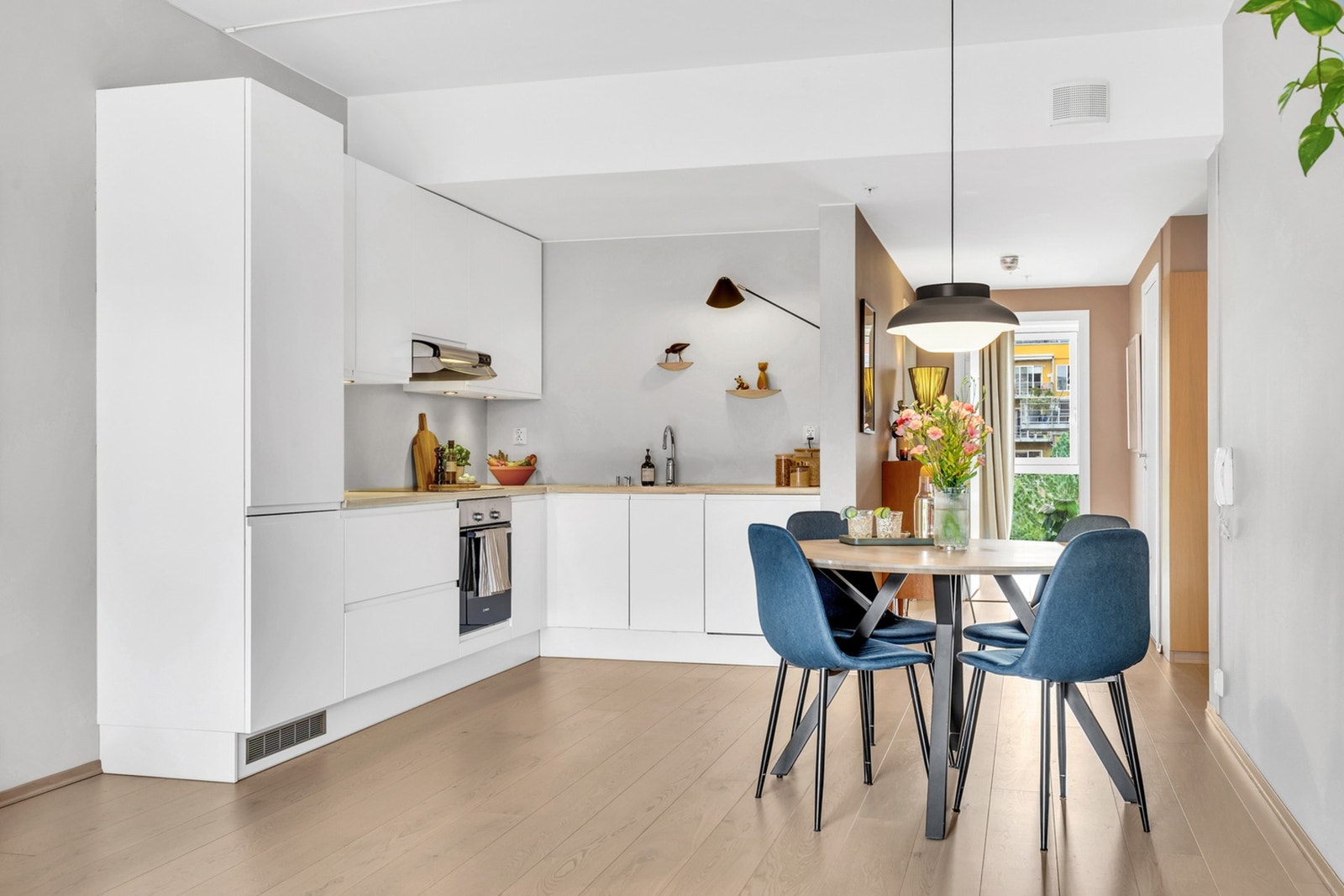 Rålekkert og stilrent kjøkken med grepsfrie fronter, heltre benkeplate og integrerte hvitevarer. Hvitevarene medfølger i handelen og inkluderer platetopp, stekeovn, oppvaskmaskin og kjøl/fryseskap. Galleribilde