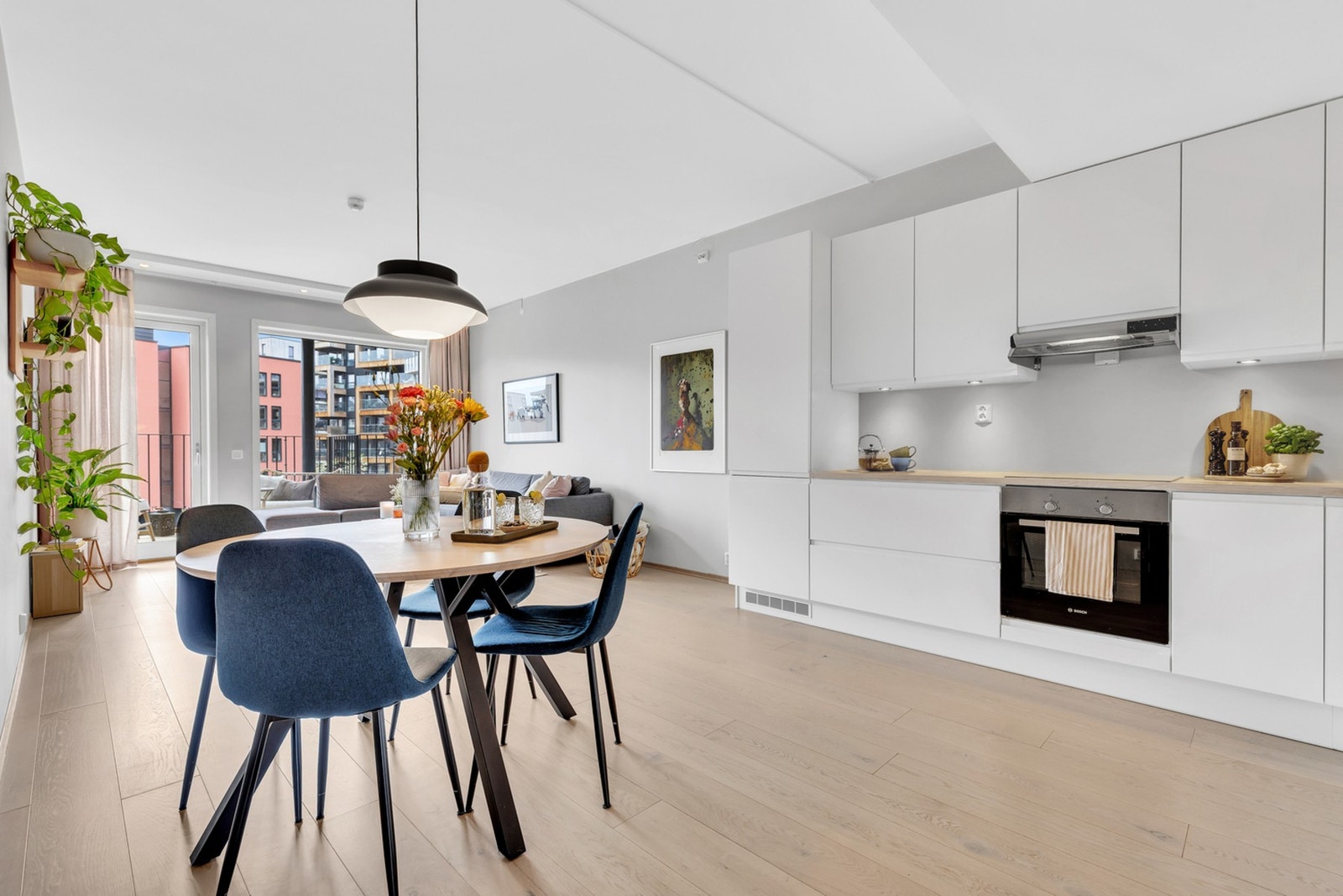 Stue og kjøkken er i en åpen løsning og måler til sammen 28,7 kvm. Her har du naturlige møbleringssoner, og god plass til både spisestue og sofagruppe. Galleribilde