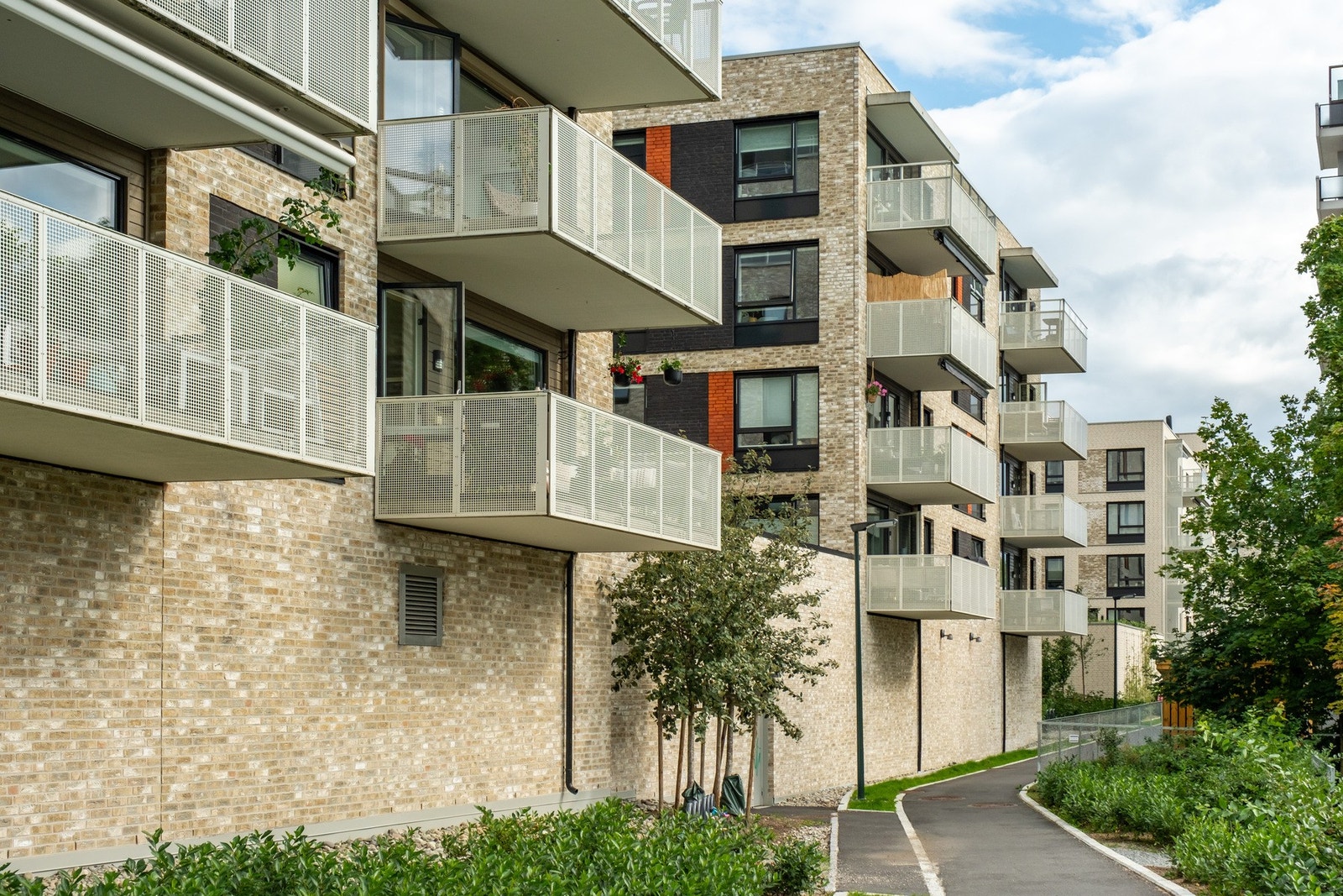 Selv om leiligheten er i 1. etg er den ikke helt det på denne siden. Galleribilde