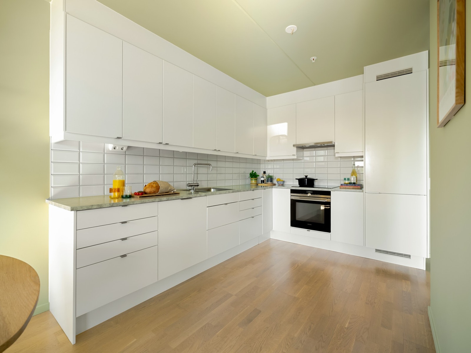 Dette er et stort, innholdsrikt kjøkken med alle hvitevarer integrerte. Galleribilde