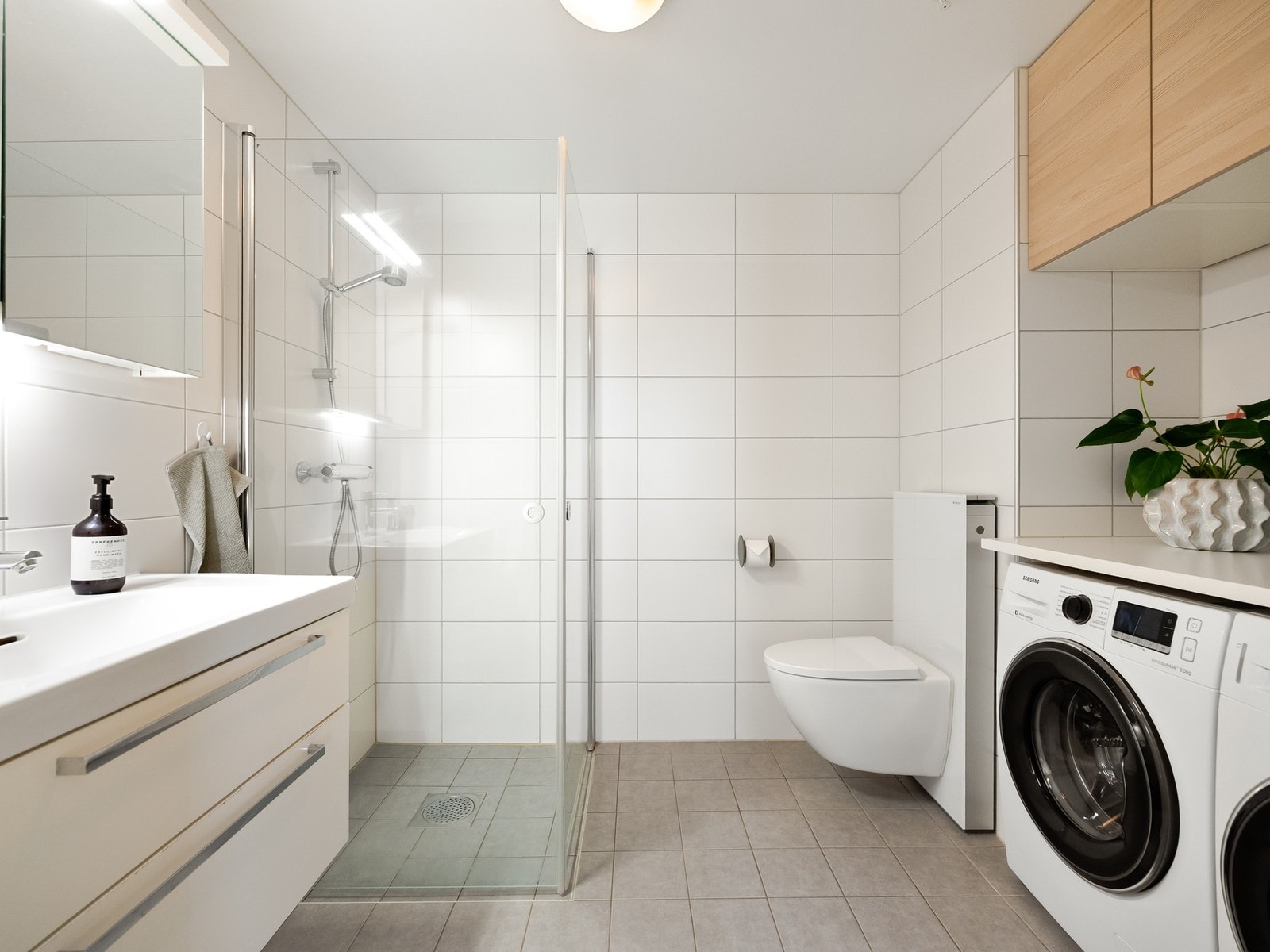 Badet er stort, pent, flislagt og godt og varmt. Galleribilde