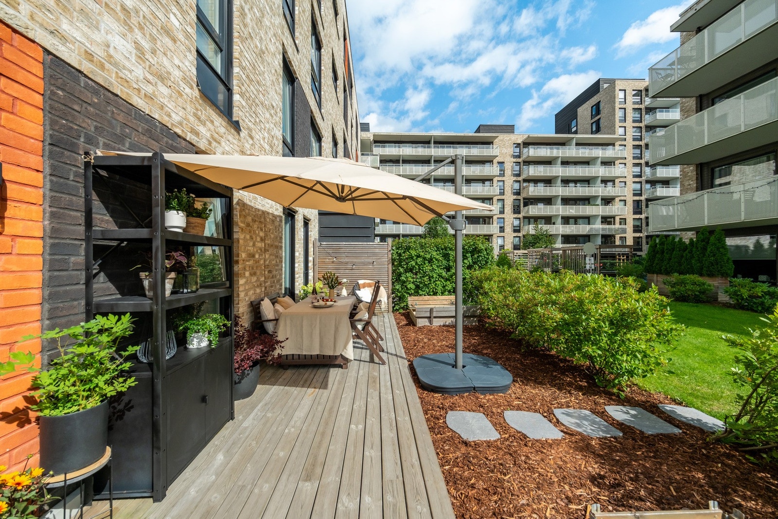 Selger har valgt bark utenfor plattingen. Pent og praktisk. Galleribilde