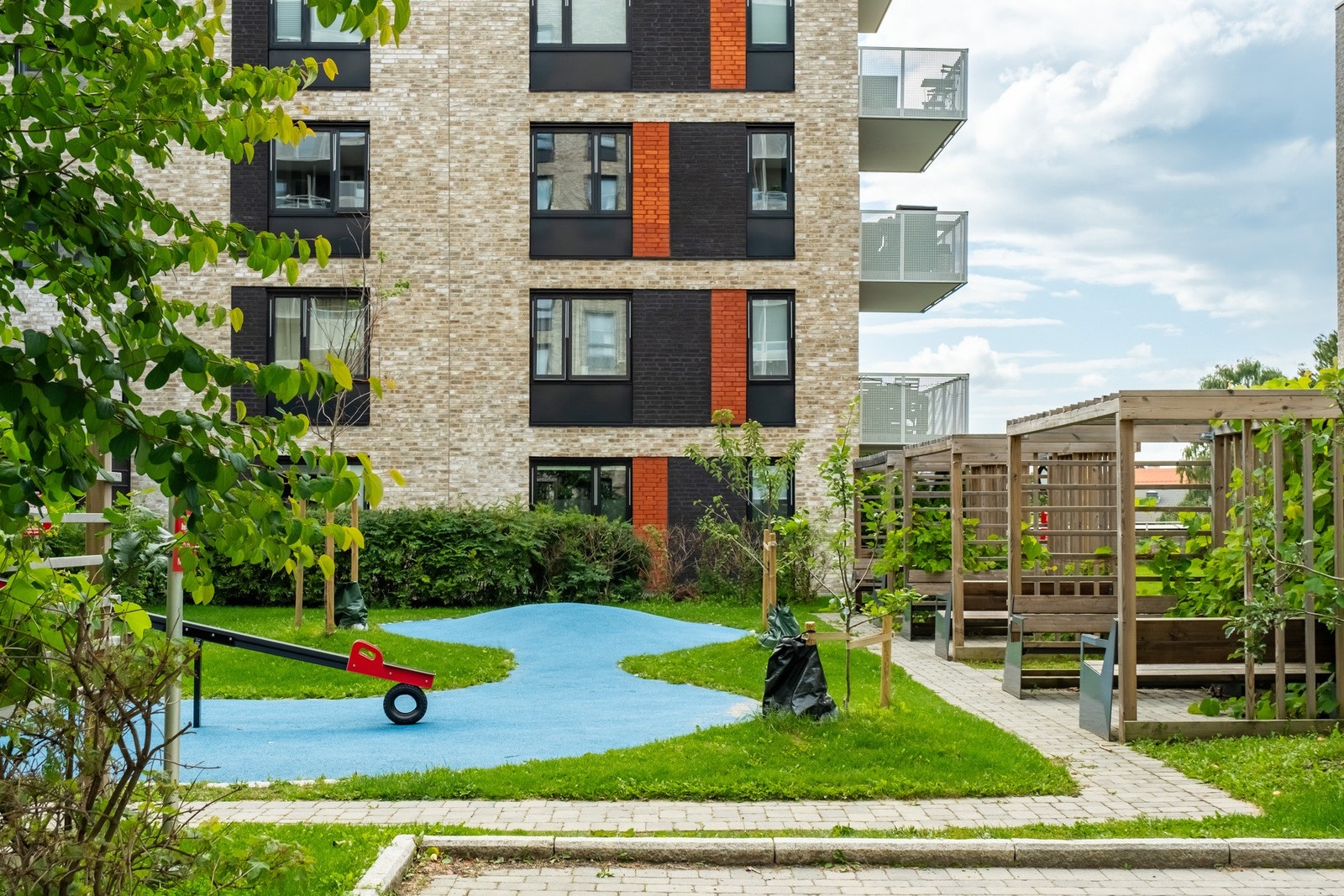 Sameiet har flotte uteplasser, med benker, bord og lekeplasser til barna. Galleribilde