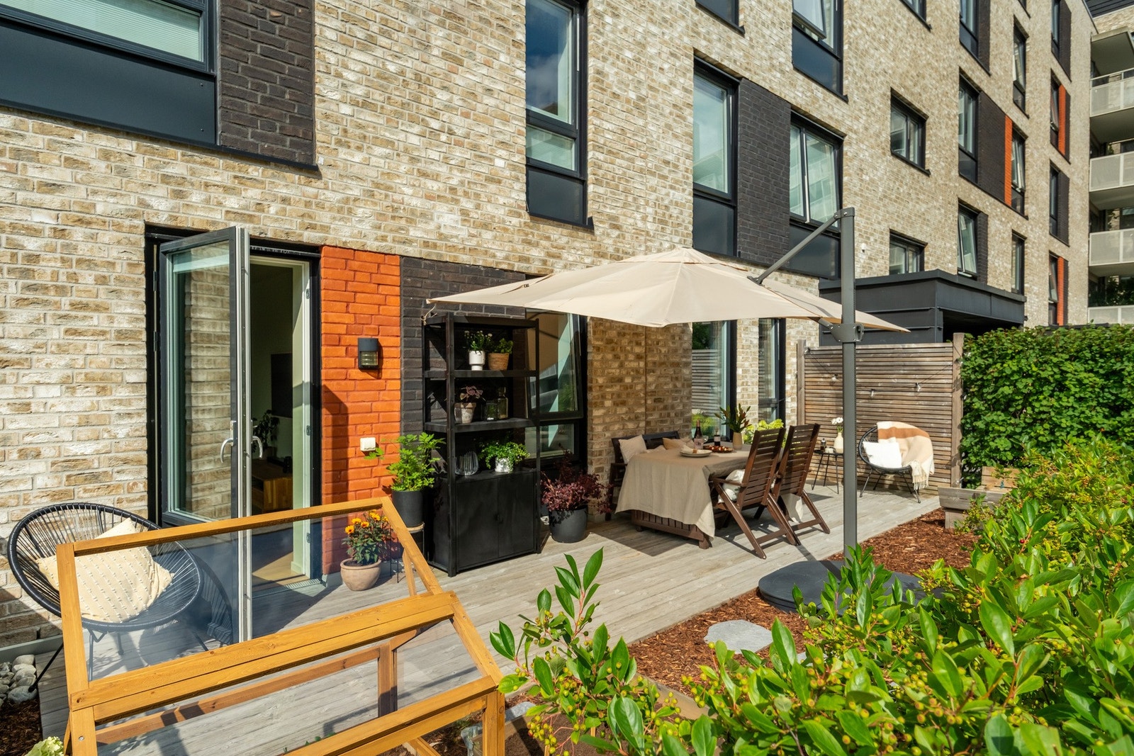 Leiligheten har to uteplasser, der dette er hagedelen. Galleribilde