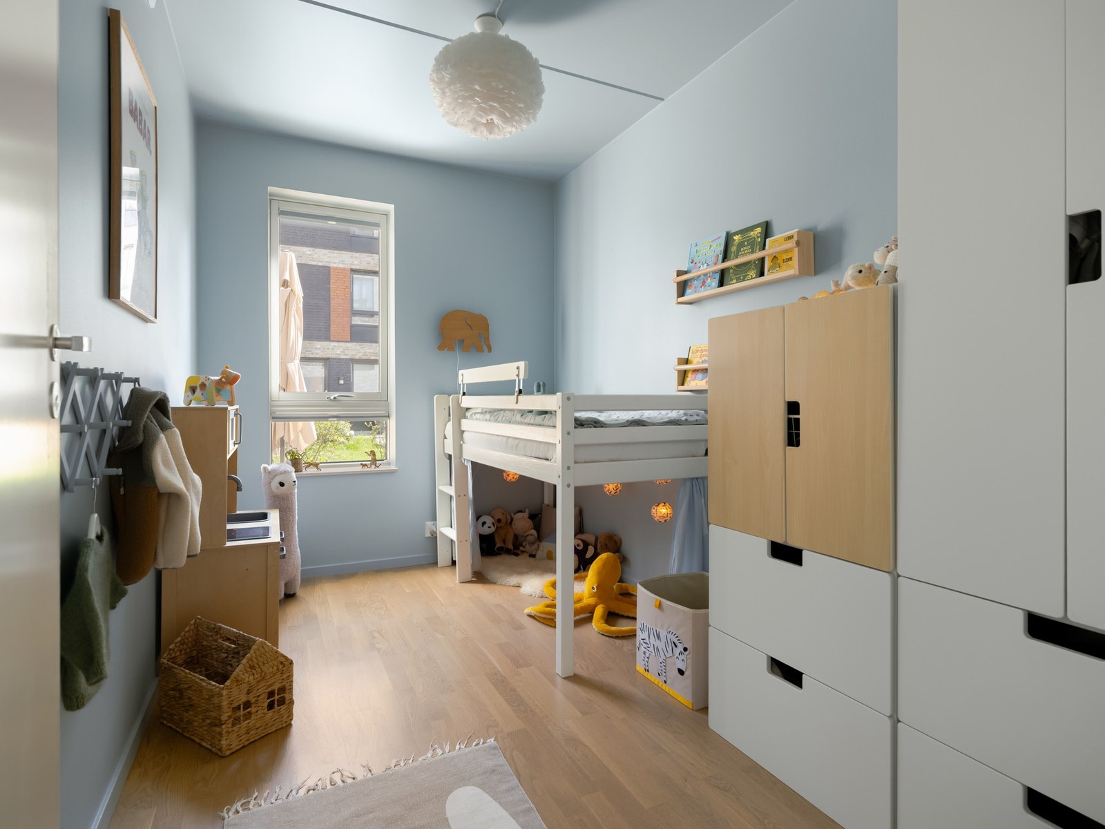 Soverom 2 brukes i dag som barnerom, og er perfekt som det. Galleribilde