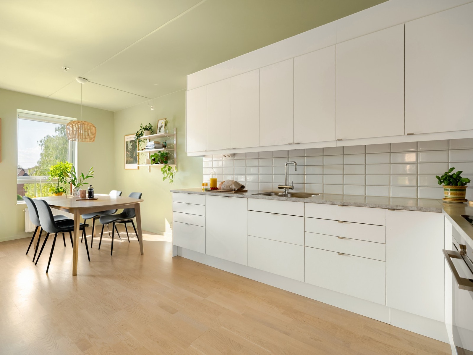 Kjøkkenet henger perfekt sammen med spisestua. Galleribilde